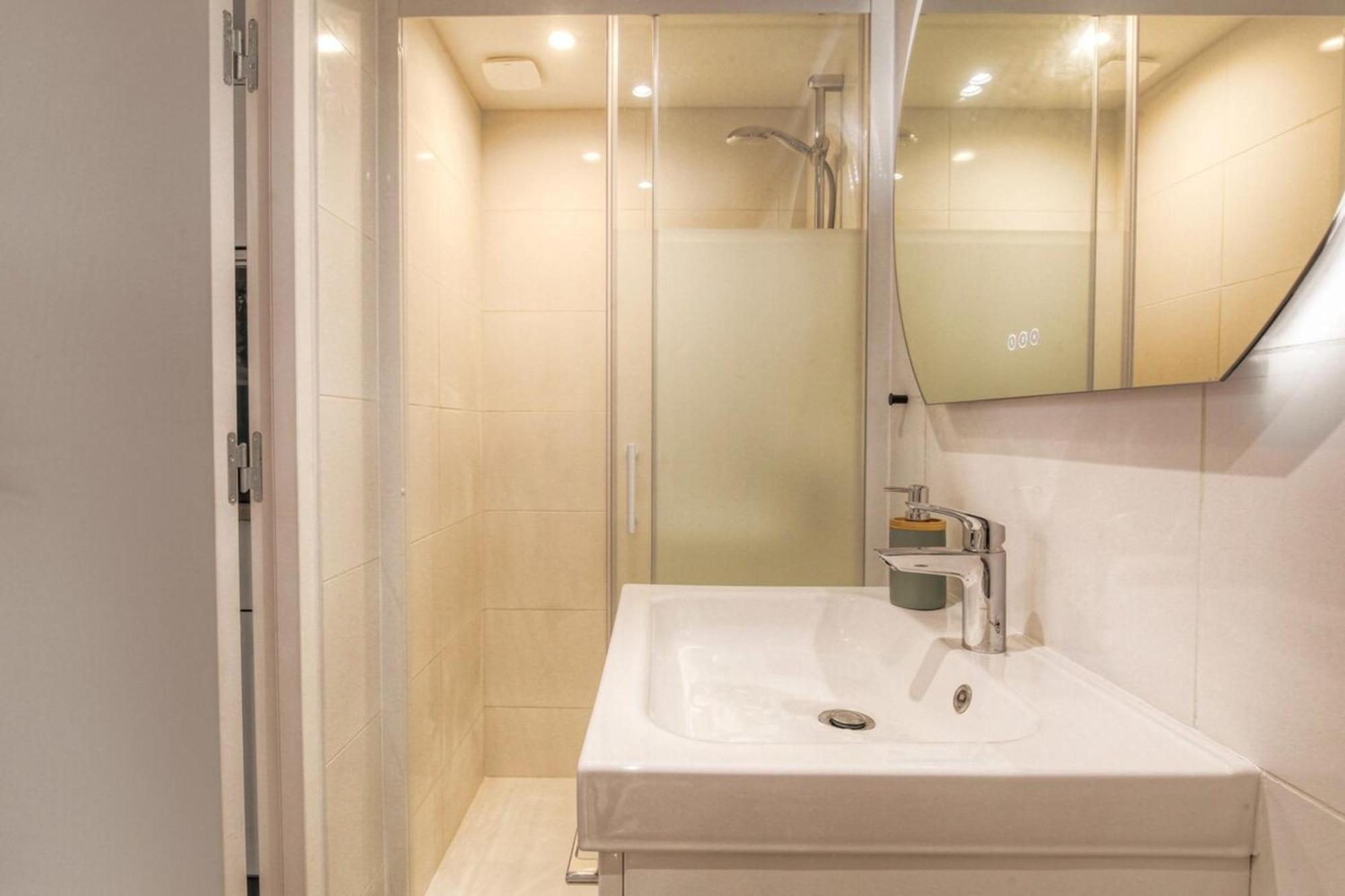 Atypique Et Reposant Avec Parking Gratuit Apartment วีเลอร์บาน ภายนอก รูปภาพ